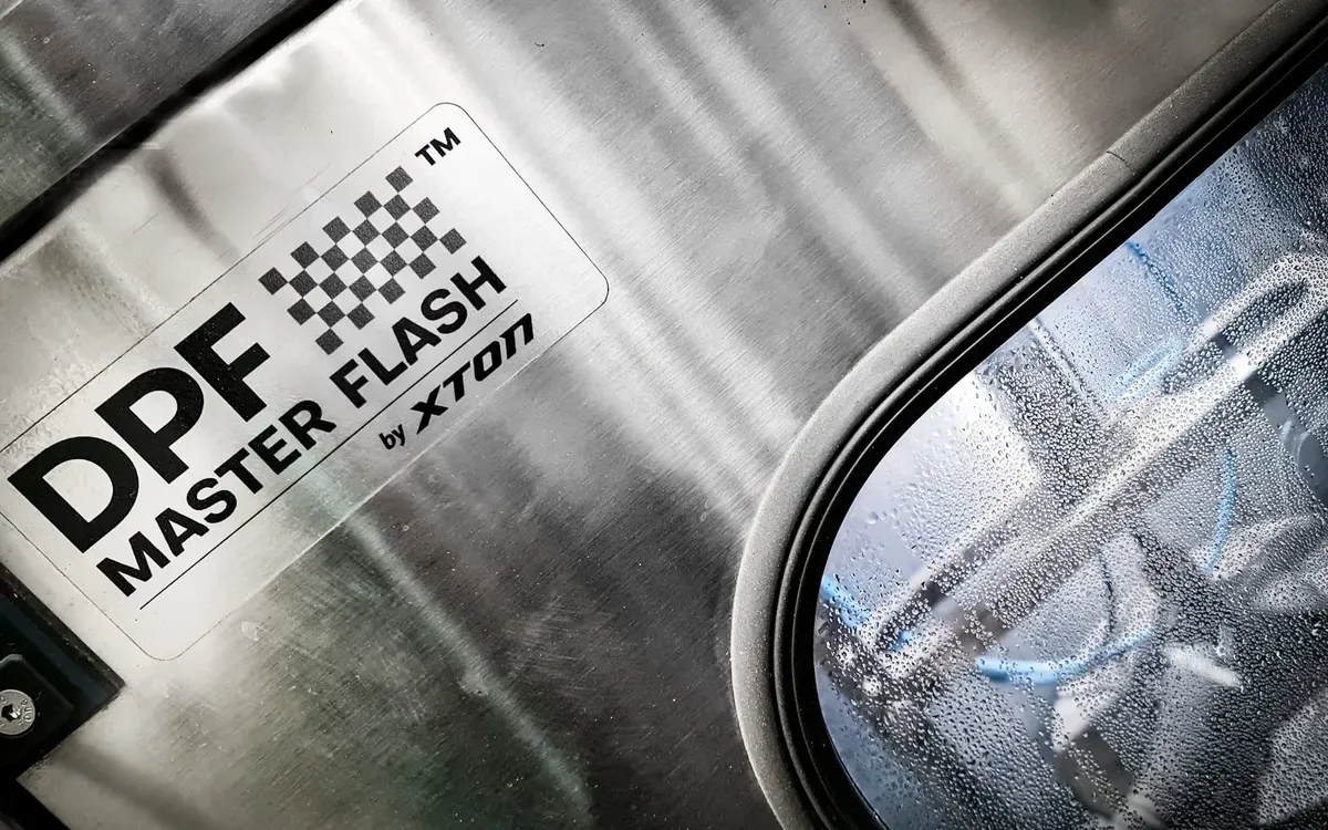 Detaljbild av DPF Master Flash med logotyp